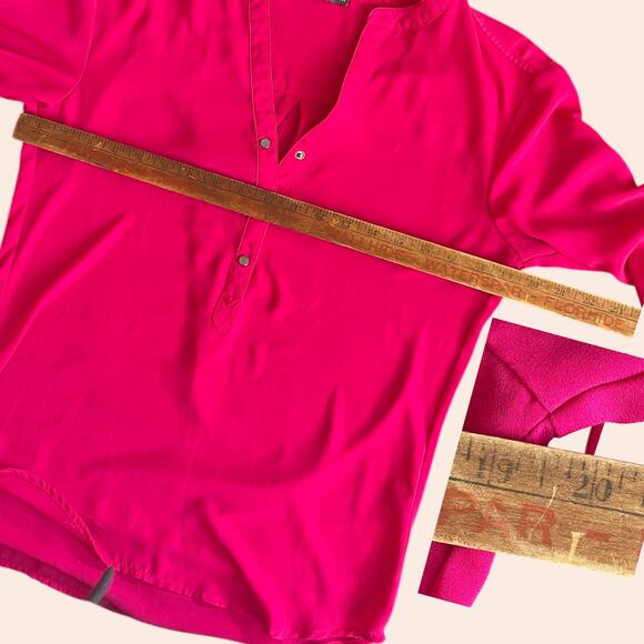 Pink Adrianna Papell Blouse Size Small V Neck Long Sleeve Roll Tab Black Snap - Picture 5 of 7